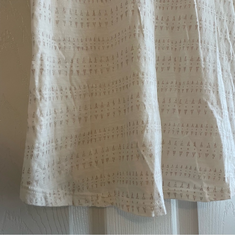 Maurices Cream and Rose Gold Short Sleeve V-Neck Fitted Top Size Medium - Picture 5 of 15